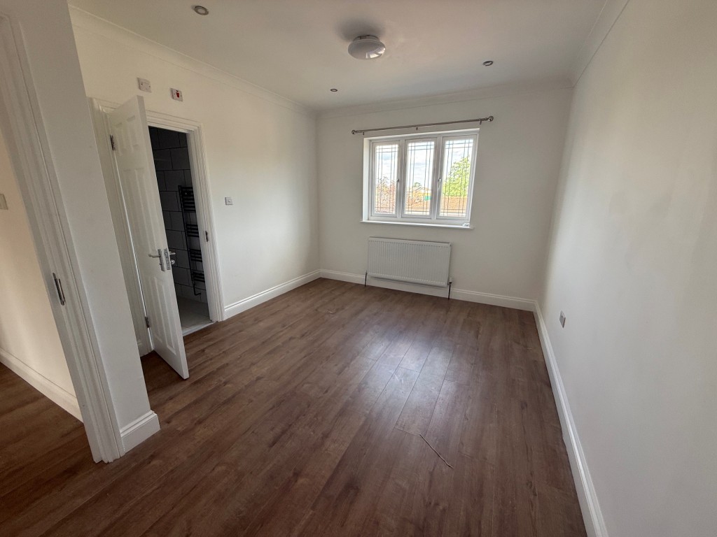 Lot: 166 - HOUSE WITH VERSATILE ACCOMMODATION - Bedroom with en suite